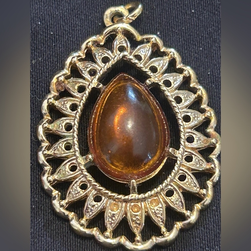 Stunning Sarah Coventry Tear Drop Amber Gold Tone Filigree Pendant Vintage